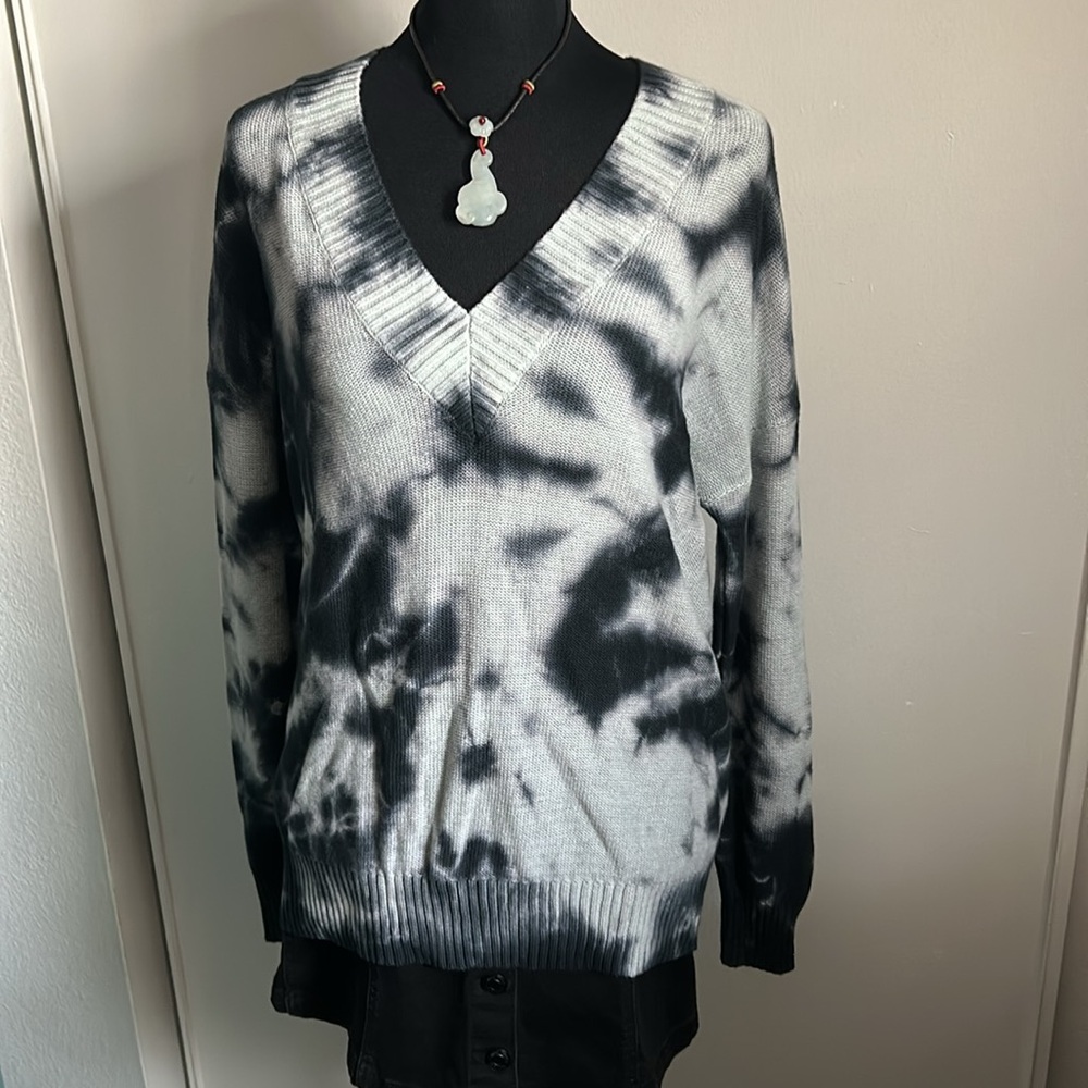 New Evereve’s Peyton Jensen Finn Oversized V-Neck Tie Dye Pullover Sweater